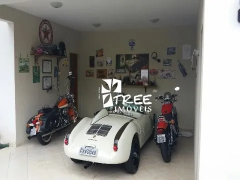 Imagem VENDA E LOCAÇÃO DE CASA NO CONDOMÍNIO NOVO HORIZONTE, EM ARUJÁ/SP, 350m² com 2 quartos, suíte, sala com lareira, piscina e churrasqueira. CONSULTE-NOS