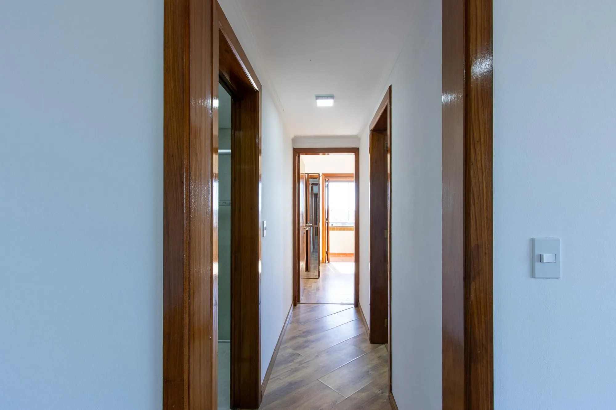 Imagem Apartamento de 2 dormitórios, 1 suíte e 2 vagas de garagem no bairro Tristeza.