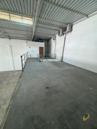 Imagem Galpão Comercial de Alto Padrão em Cotia-SP 2 Salas, 4 Banheiros, 527m² Venda ou Locação no Jardim Santa Paula