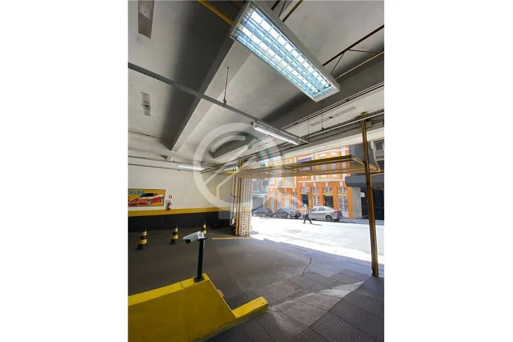 Imagem Ótimo box com aproximadamente 15m² de área útil, localizado no quarto andar, tornando-o um dos m...