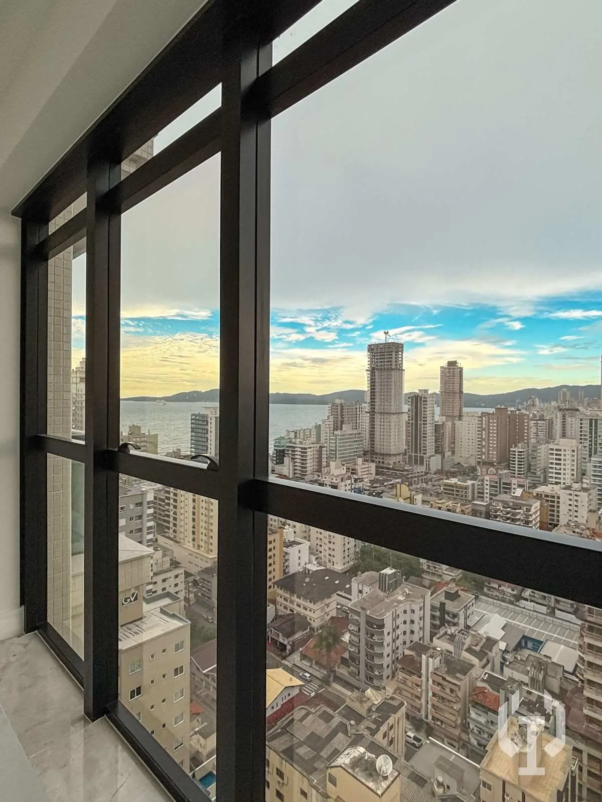 Imagem Apartamento de 3 suítes e 3 vagas de garagem em Meia Praia