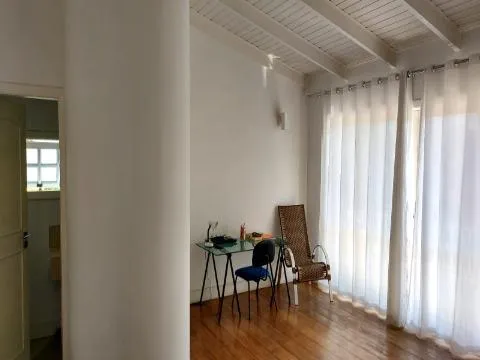 Imagem VENDA DE SOBRADO NO CONDOMÍNIO ARUJAZINHO IV, EM ARUJÁ/SP, 200m² com 5 suítes, ambientes claros, churrasqueira e vista privilegiada. CONSULTE-NOS