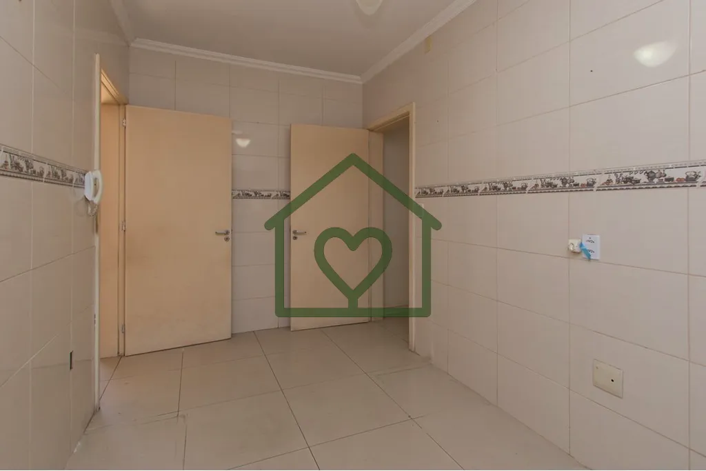 Imagem Casa distribuída em dois andares com cinco dormitórios, quatro banheiros, duas cozinhas, duas sala...
