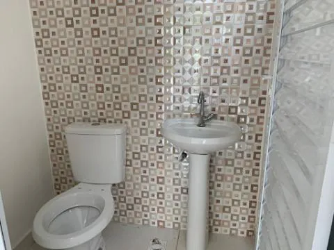 Imagem VENDA DE SOBRADO NA ESTÂNCIA PARAÍSO, EM ITAQUAQUECETUBA/SP, 70m² com 02 dorm, sacada, sala, cozinha, quintal aconchegante e garagem. CONSULTE-NOS.