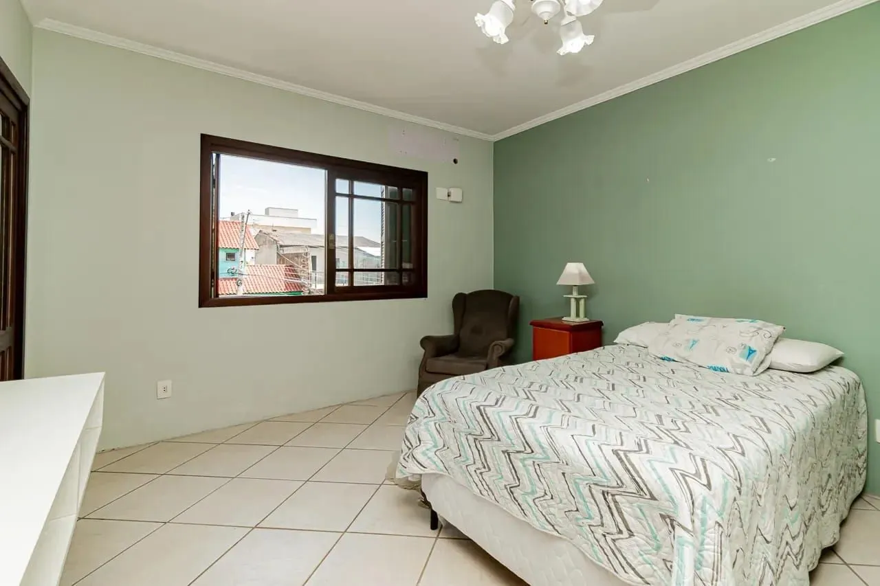 Imagem Casa com 4 dormitórios e 2 pavimentos em ótimo estado de conservação .