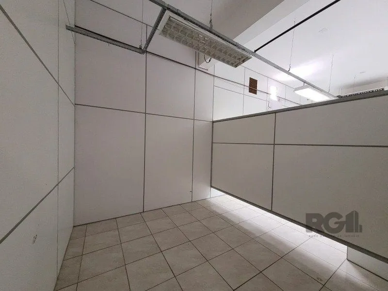 Imagem MÁFFER IMÓVEIS ALUGA - PRÉDIO COMERCIAL DE GRANDE PORTE Av. Missões, 06 - Bairro Navegantes | Porto Alegre