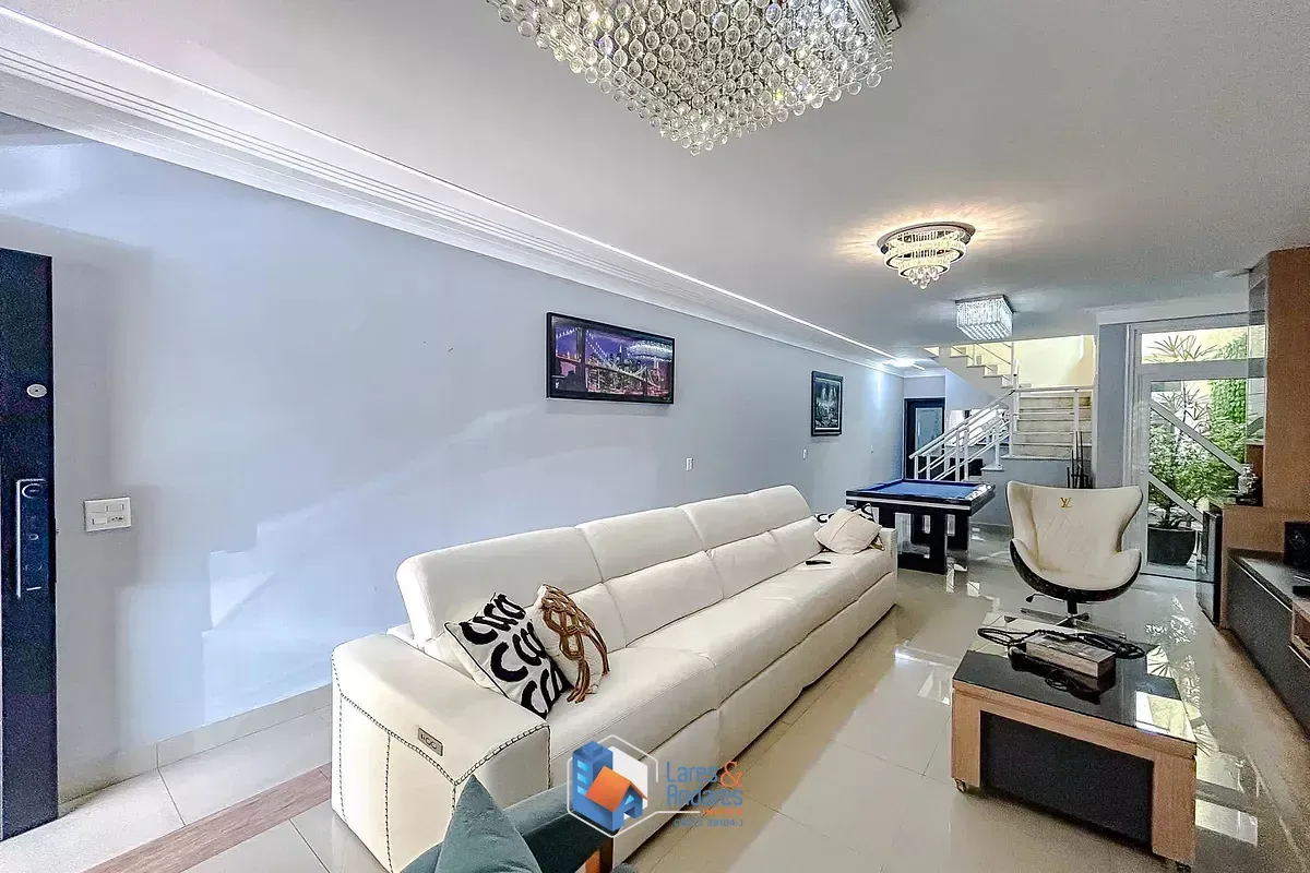 Imagem Casa para venda em Penha de França com 4 quartos, sendo 4 suítes, 212m²