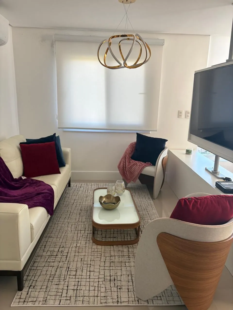 Imagem Apartamento à venda no Bairro Tristeza - Mobiliado. Lindo apartamento de 3 dormitórios, transformado em 2 dormitorios, sendo 1 suíte, com excelente distribuição dos ambientes.