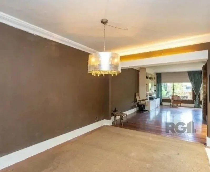 Imagem Excelente casa de 220m² com 3 dormitórios no bairro Tristeza.