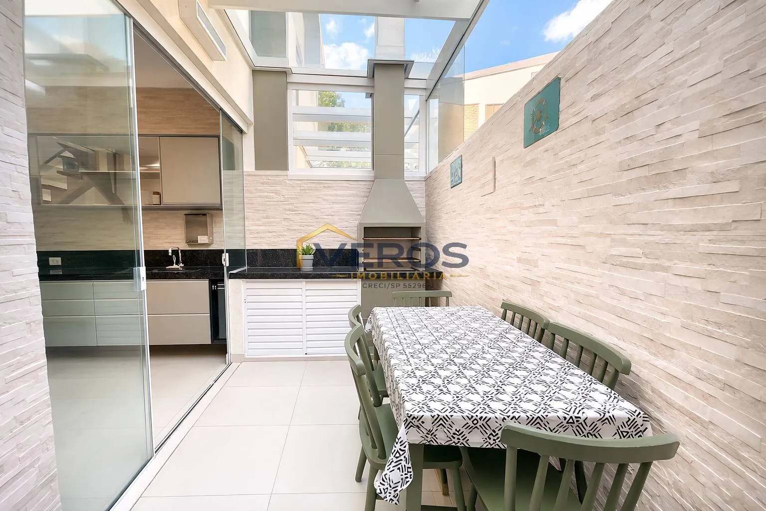 Imagem Casa a venda com 2 quartos a 300m da praia da Cocanha em Caraguatatuba