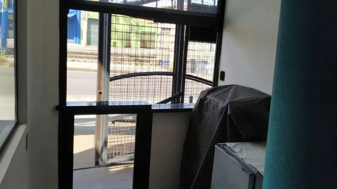 Imagem Salão Comercial de Alto Padrão para Locação na Vila Carvalho, Sorocaba-SP: 1 Sala, 2 Banheiros, 160m² de Área