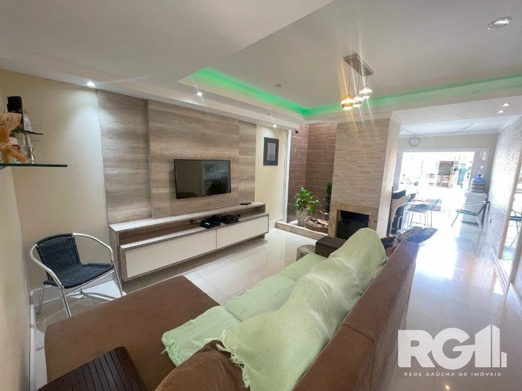 Imagem Bela casa três dormitórios localizada nos altos do bairro Guarujá
