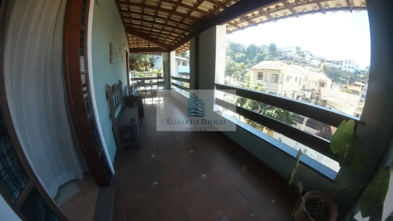 Imagem Casa de luxo à venda em Niterói-RJ, bairro Pe Pequeno: 9 quartos, 3 suítes, 4 salas, 9 banheiros, 3 vagas de garagem, 370m² de área.