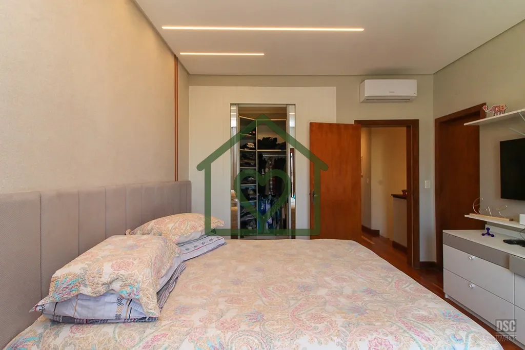 Imagem Uma casa que se destaca pela harmonia dos espaços, pela luz natural abundante e pela sensação de ...
