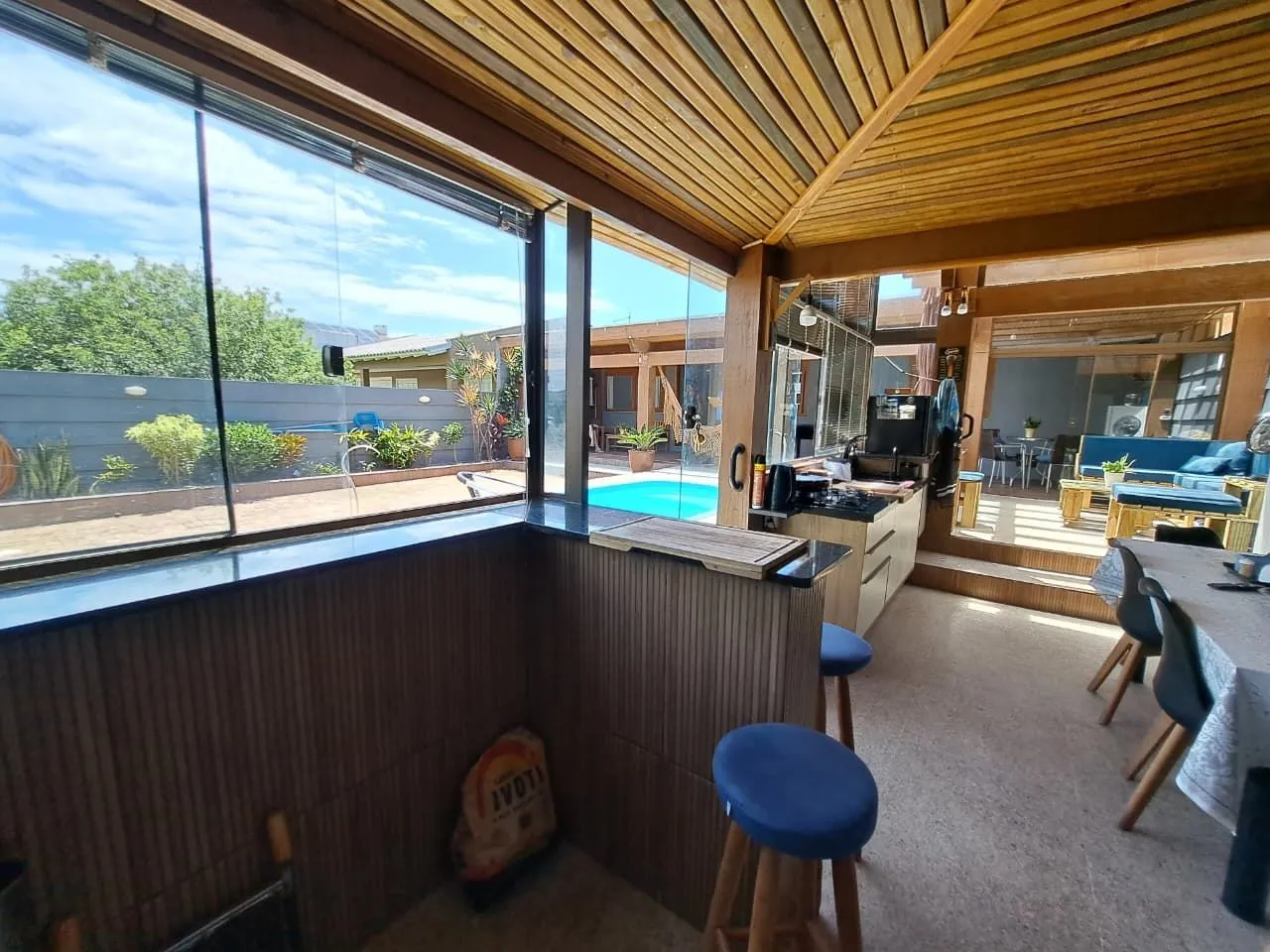 Imagem Casa com 04 dormitórios e piscina na praia de Imbé/ RS.