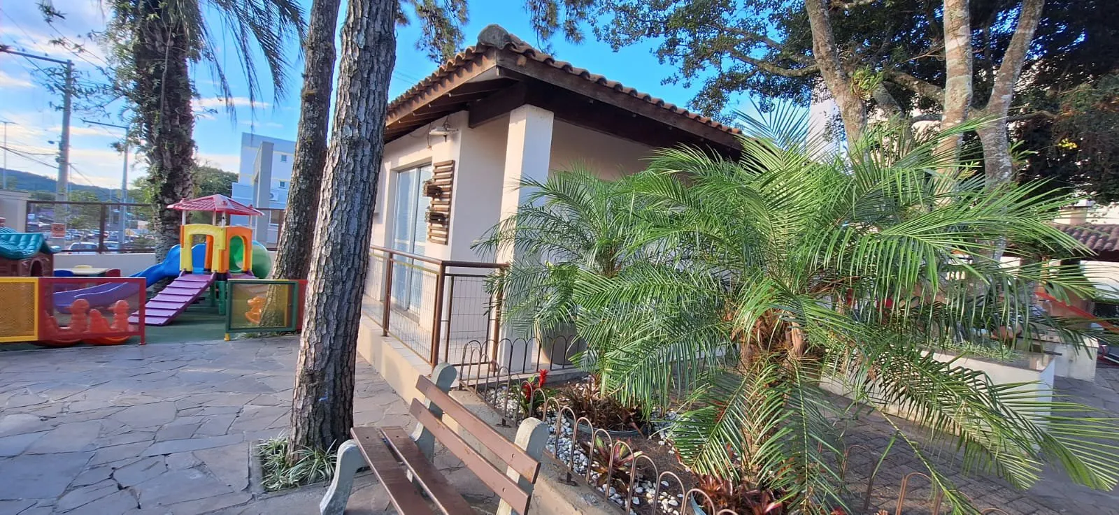 Imagem Apartamento Semimobiliado em Porto Alegre, Agronomia - Oportunidade de Venda