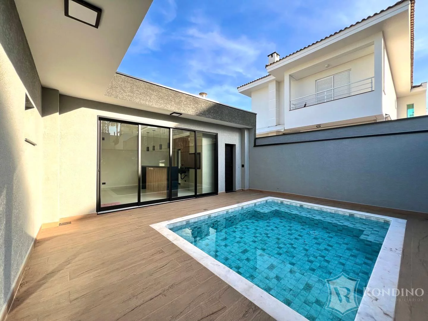 Imagem Casa Assobradada com Piscina escritório e quintal.