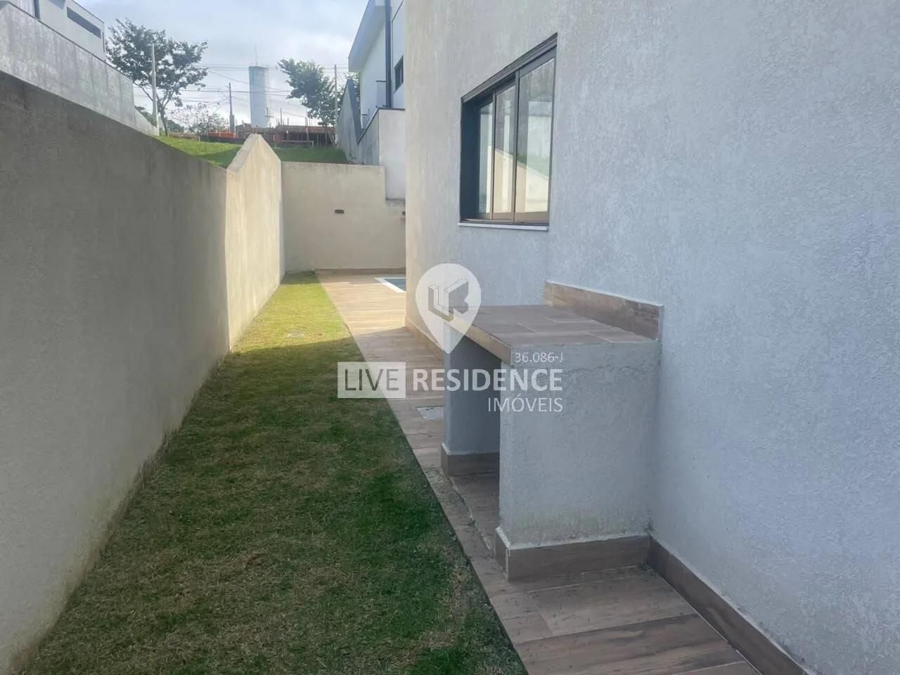 Imagem com piscina e energia solar na cidade de Itatiba SP