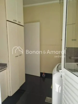 Imagem Sobrado amplo com ambientes bem distribuídos, ideal para quem busca conforto e espaço para a famí...