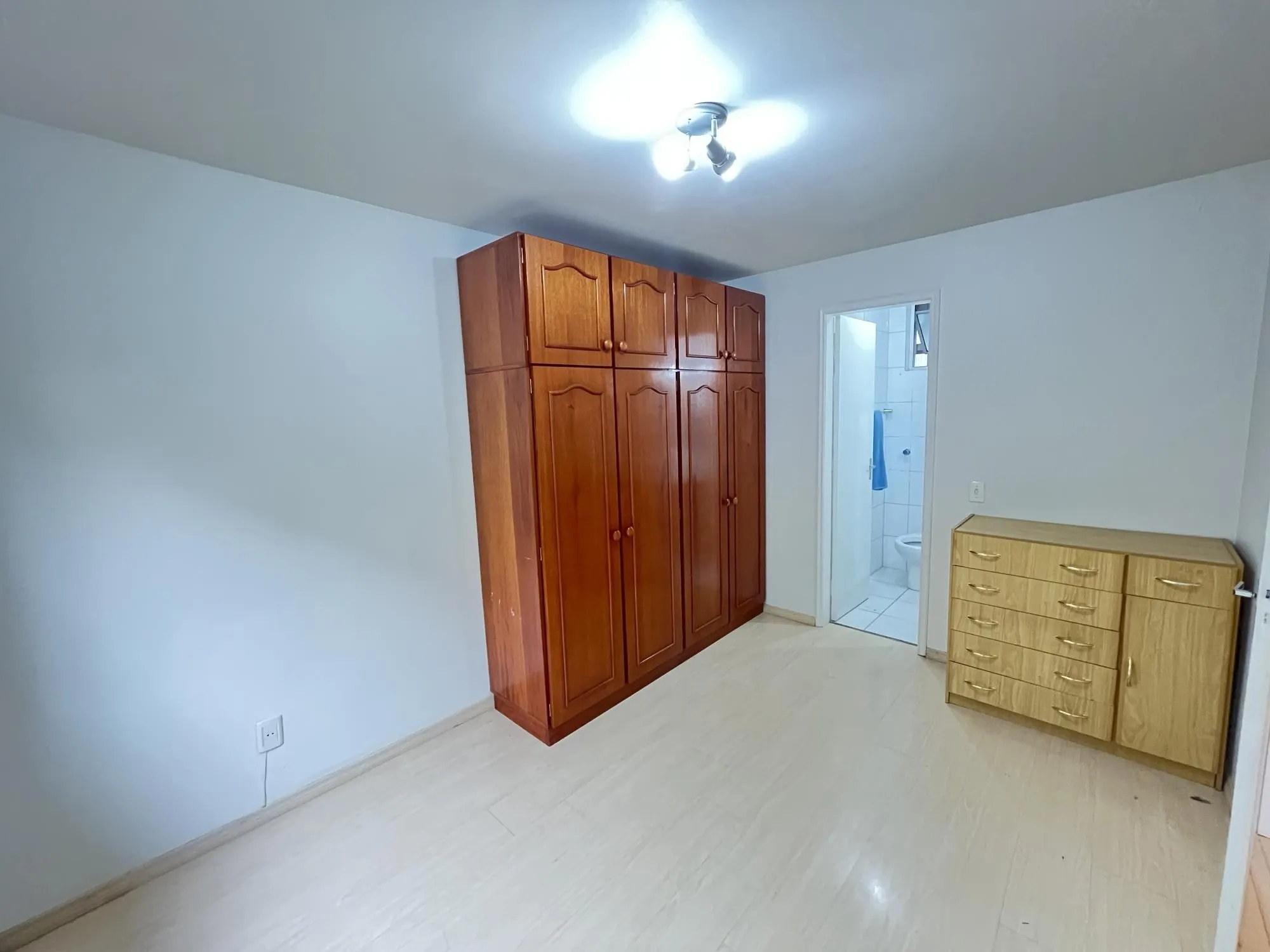 Imagem Cobertura de um quarto no bairro Santana em Porto Alegre.