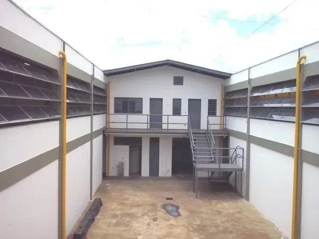 Imagem Imóvel Industrial com 2 Galpões