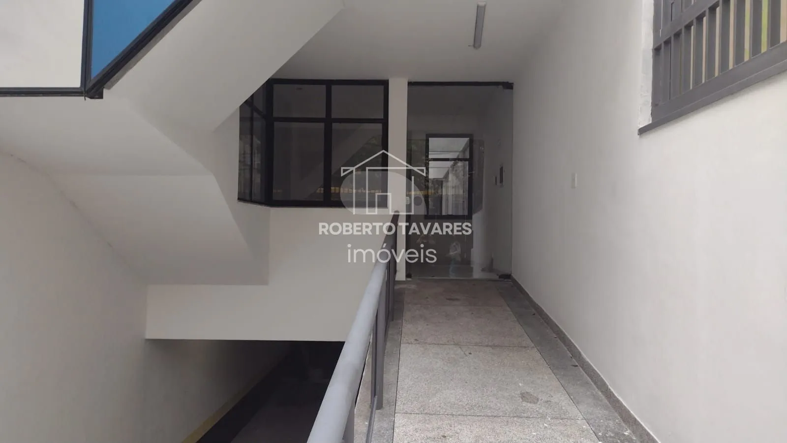 Imagem Prédio Comercial em Santa Cecília 450m² - Vão livre, 9 banheiros, 12 lavatórios, 4 pontos de chuveiro c/ box, 9 garagens, com quarto e banheiro de apoio.