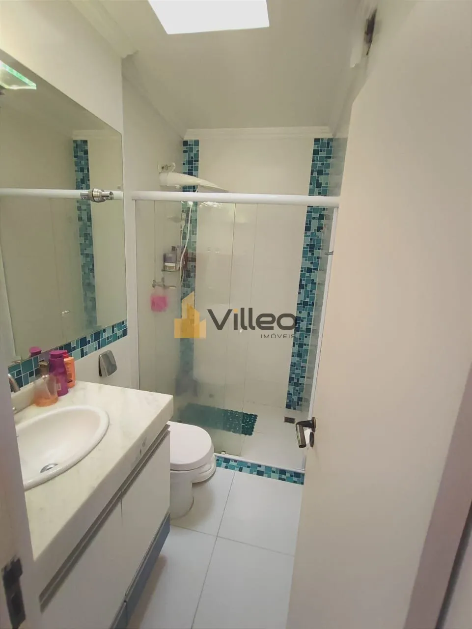 Imagem Duas casas.

Casa do piso superior: Em fino acabamento e inteira reformada.
Sala, dois quartos sendo...