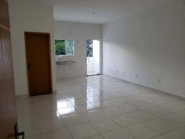 Imagem Excelente Oportunidade de Investimento: 2 Pontos Comerciais e 4 Kitnets em Avenida Movimentada com Alta Visibilidade