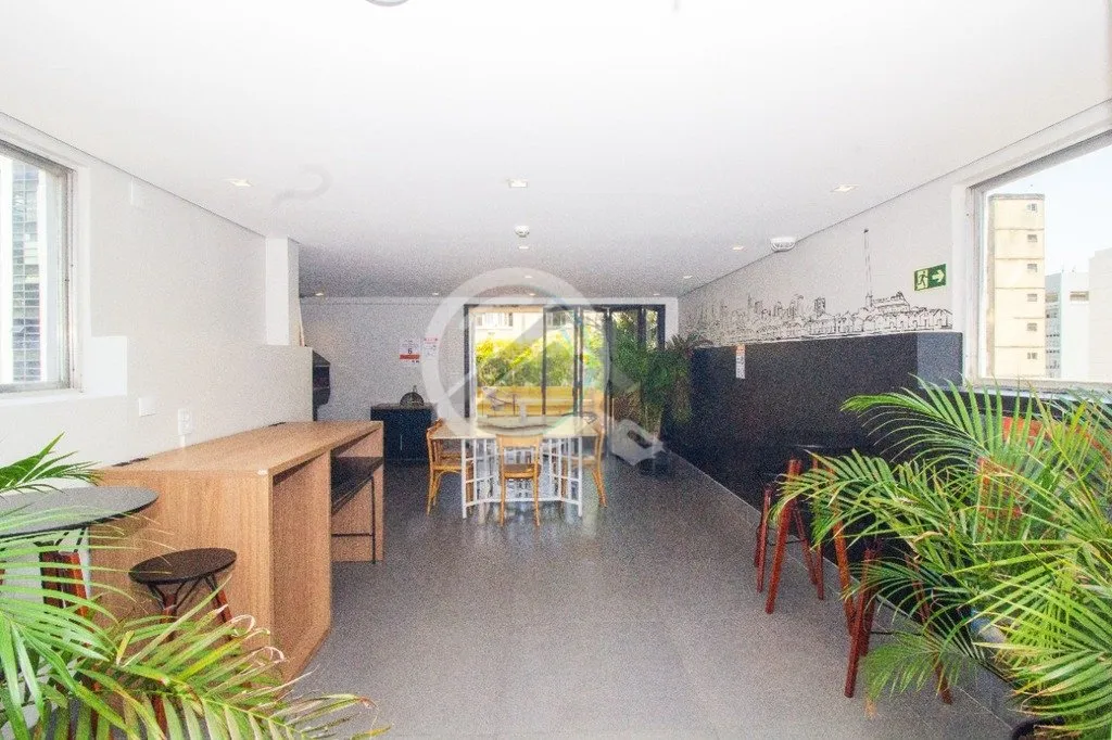 Imagem Studio mobiliado, com dormitório e espaço de convivência conjugados e banheiro social. Localiza-s...