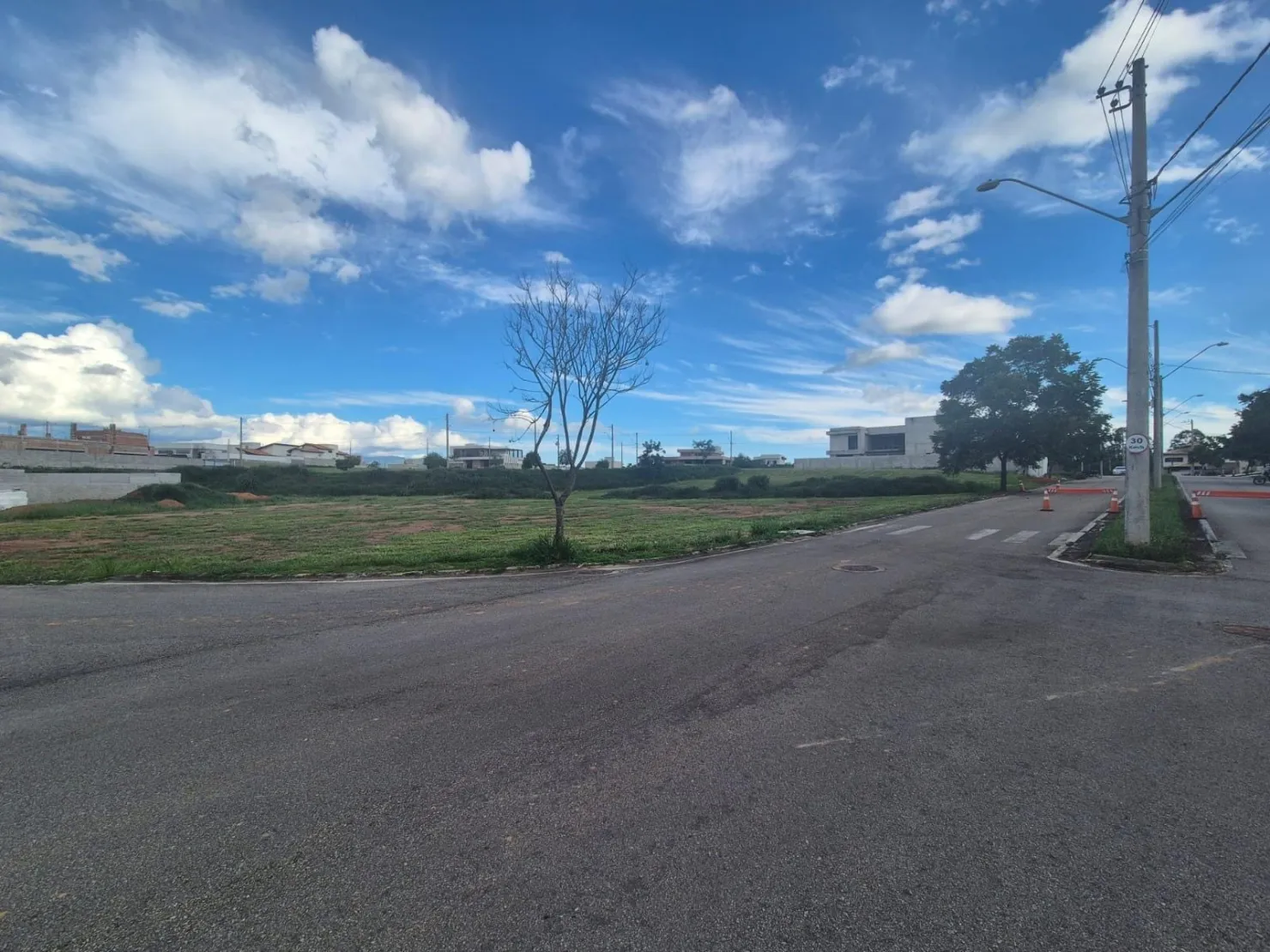 Imagem Terreno de Esquina no Condomínio Colonial Village 2, com 865m² em Localização Central e Imponente!