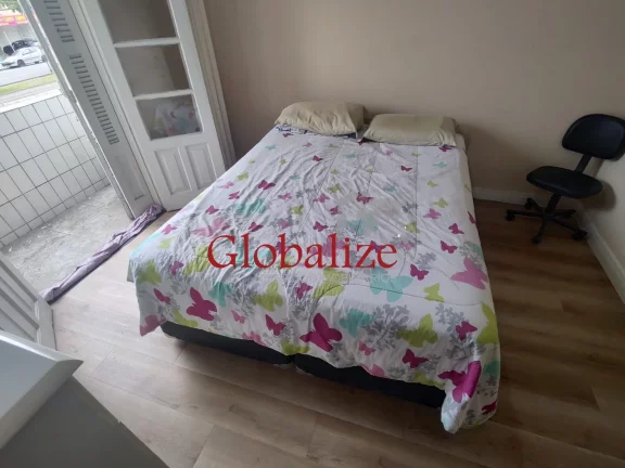 Imagem Apartamento com 2 dormitórios de frente e sacada no primeiro andar no bairro do Boqueirão em Santos (SP) por R$ 340.000,00 !