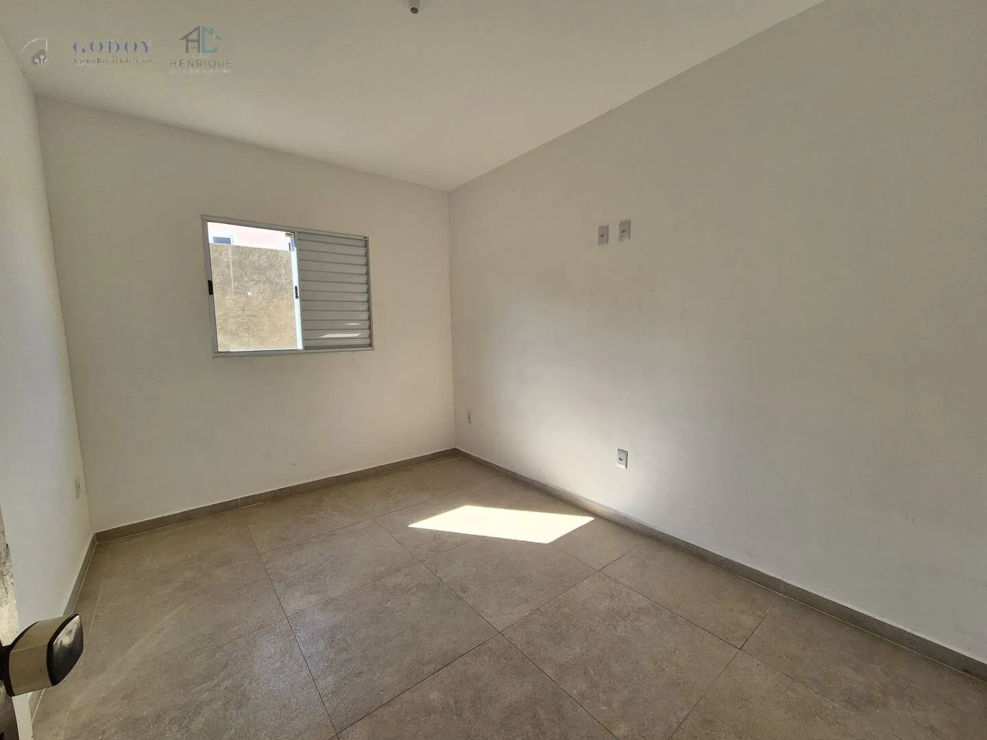 Imagem Casa em Condomínio Fechado com Suíte, Quintal e Garagem Coberta