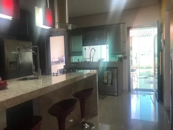 Imagem CASA COM 4 SUÍTES NA RUA 01 JOCKEY, CONDOMÍNIO FECHADO COM PORTARIA 24 HORAS, LOTE QUITADO E ESCRITURADO