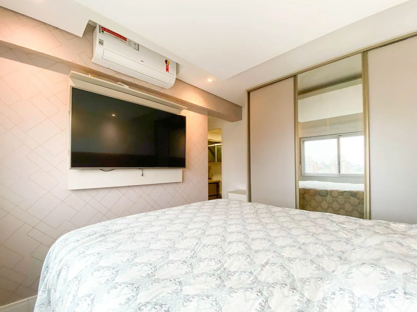Imagem Apartamento semimobiliado, andar alto, com vista perene - Jardim Lindóia