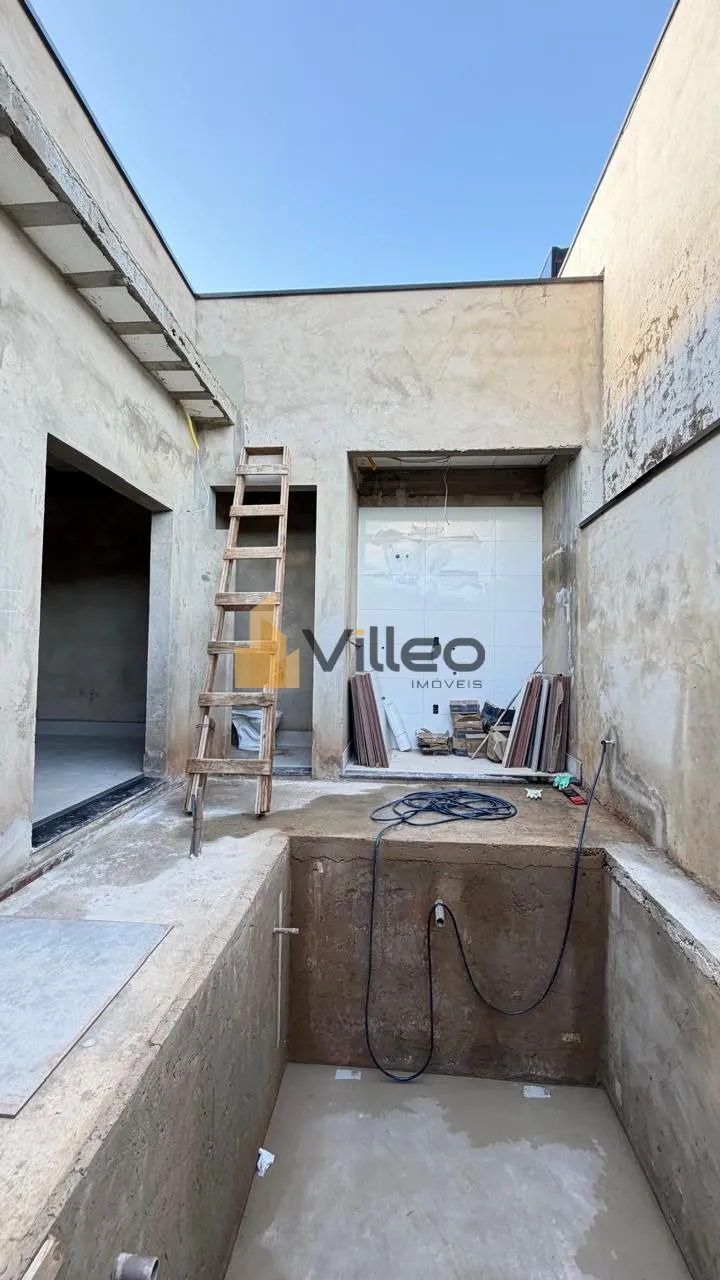 Imagem Apresentamos esta belíssima casa térrea com arquitetura moderna e pé-direito alto de 6 metros, qu...