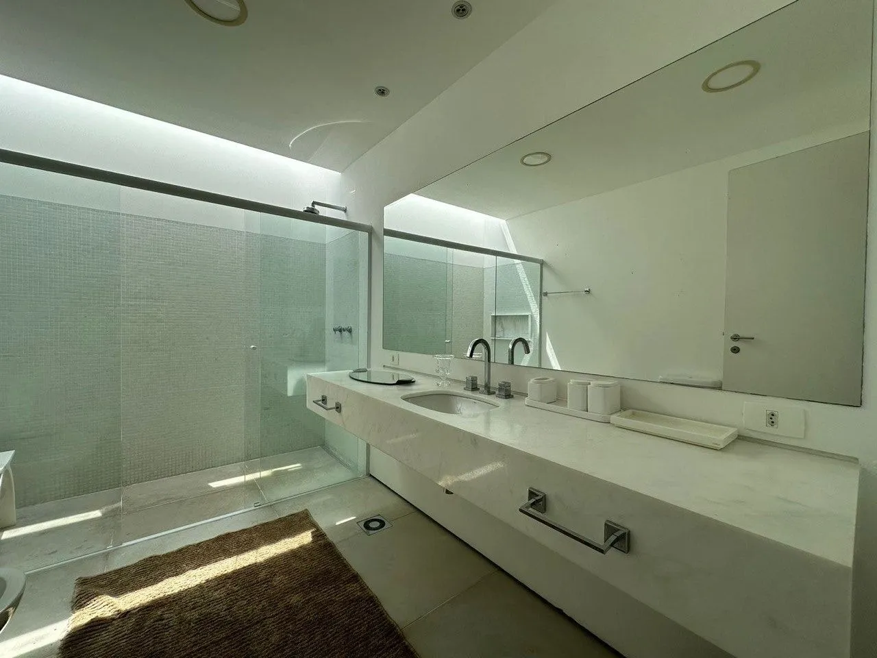 Imagem Venha conhecer essa incrível casa com 4 quartos, 4 suítes e 347,00 m2 de área construída.
