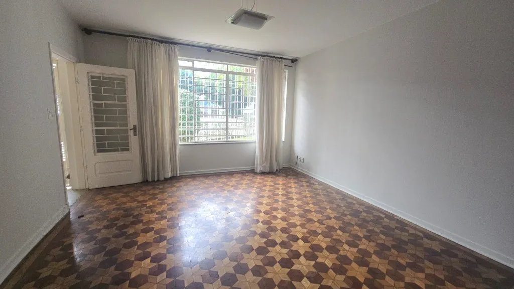 Imagem Imperdível: Casa à venda em São Paulo-SP, Jardim Londrina - 3 quartos, 1 suíte, 3 banheiros, 2 vagas de garagem - 181m².