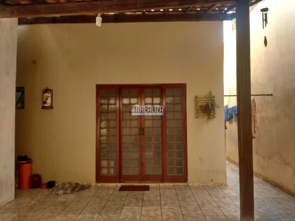 Imagem Casa à venda no bairro Conjunto Costa Telles I, Uberaba - 3 quartos e 4 vagas de garagem!