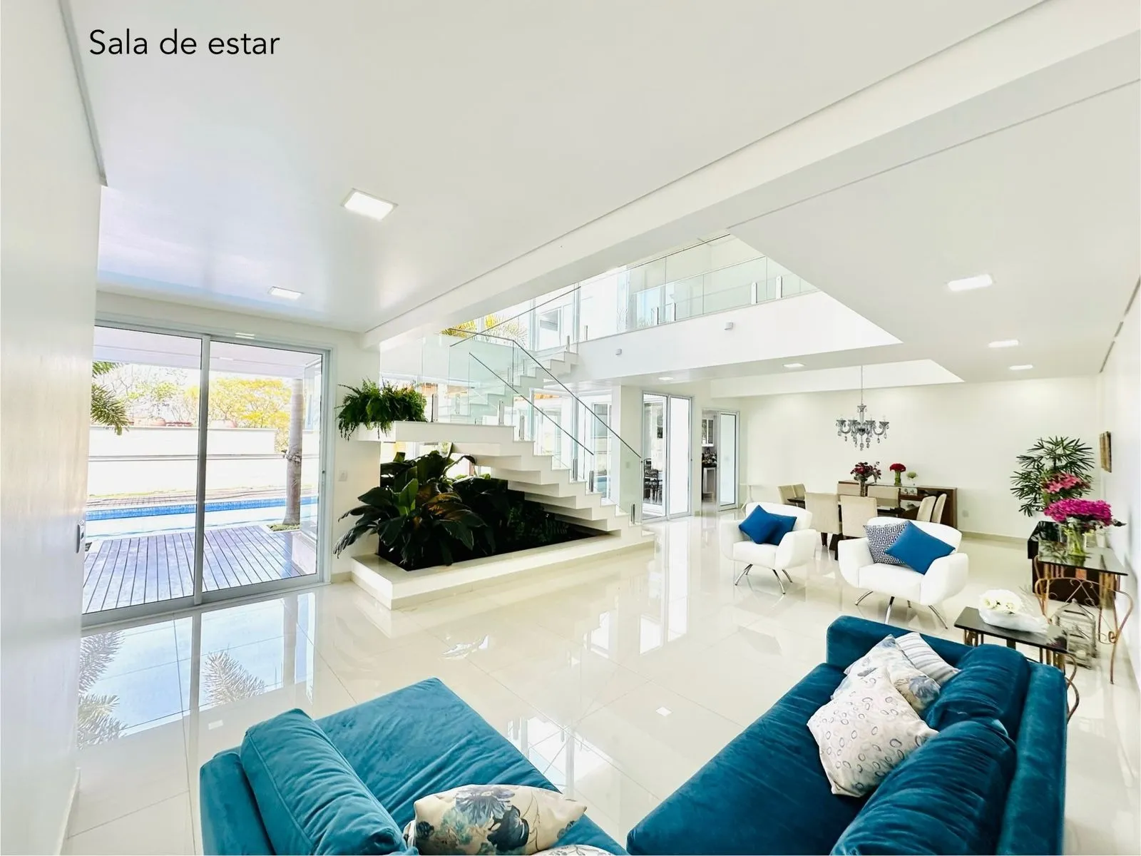 Imagem Mansão de Luxo no Condomínio Bosques do Junqueira - 5 Quartos, Piscina e Área Gourmet