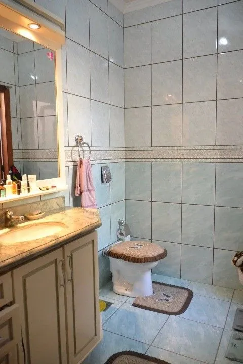 Imagem Casa Comercial e Residencial com 518m² (4 quartos / 5 banheiros / 3 vagas garagem) no Bairro Partenon localizada à meia quadra da Av. Bento Gonçalves.