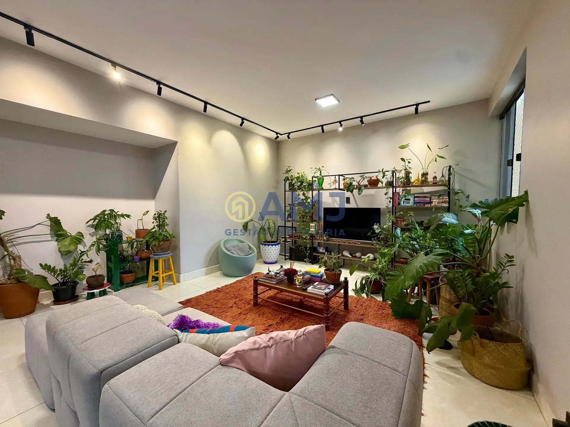 Imagem APARTAMENTO MOBILIADO E TOTALMENTE REFORMADO À VENDA - CENTRO | RUA 07