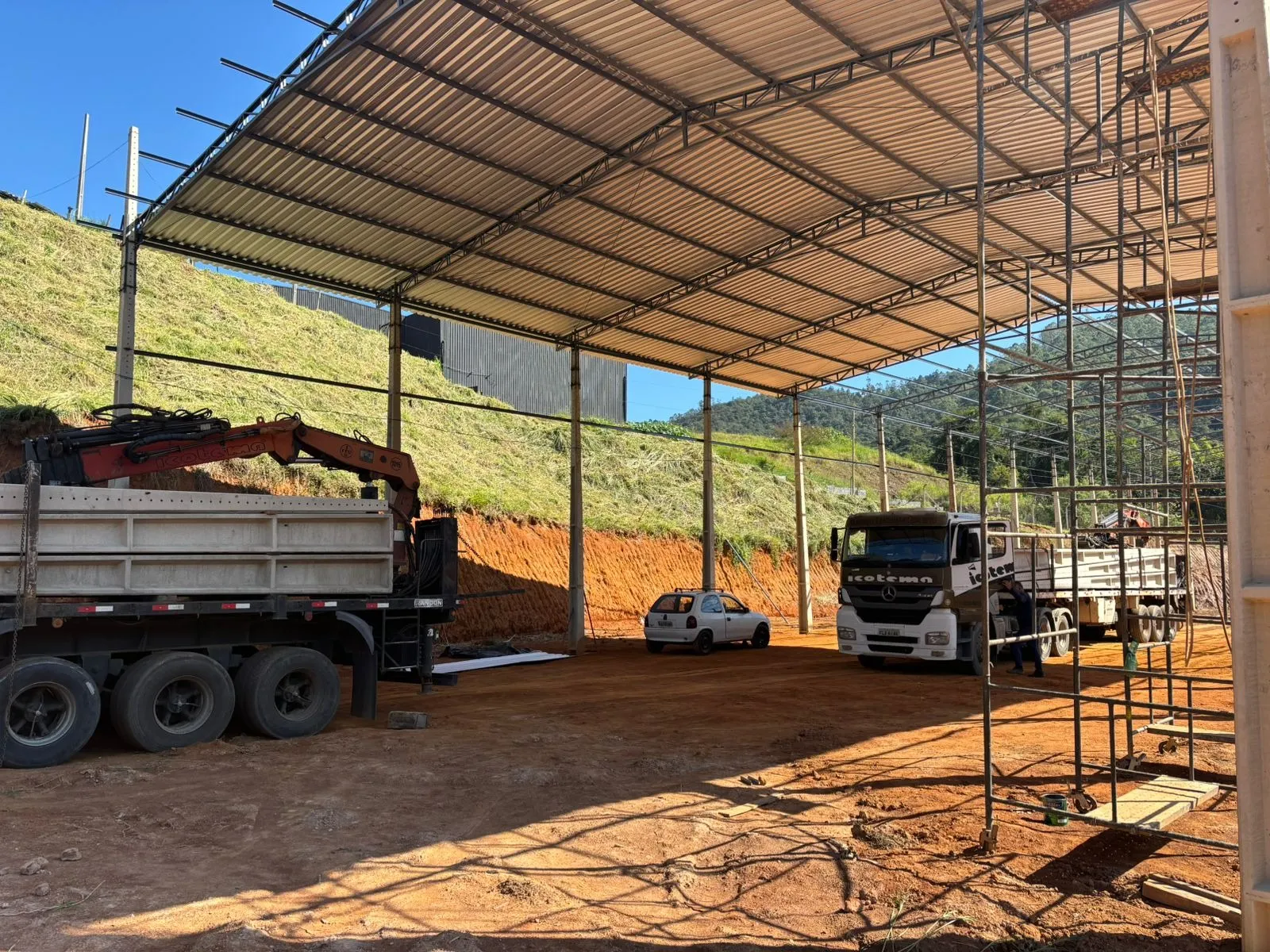 Imagem Área Empresarial e Industrial de Alto Potencial com Estacionamento para até 70 Vagas no Final de Obras