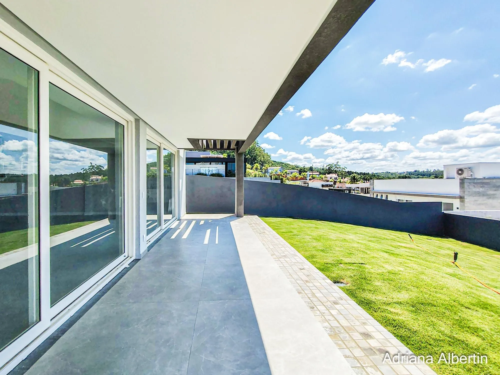 Imagem Casa em Alphaville com 3 suítes e pátio amplo