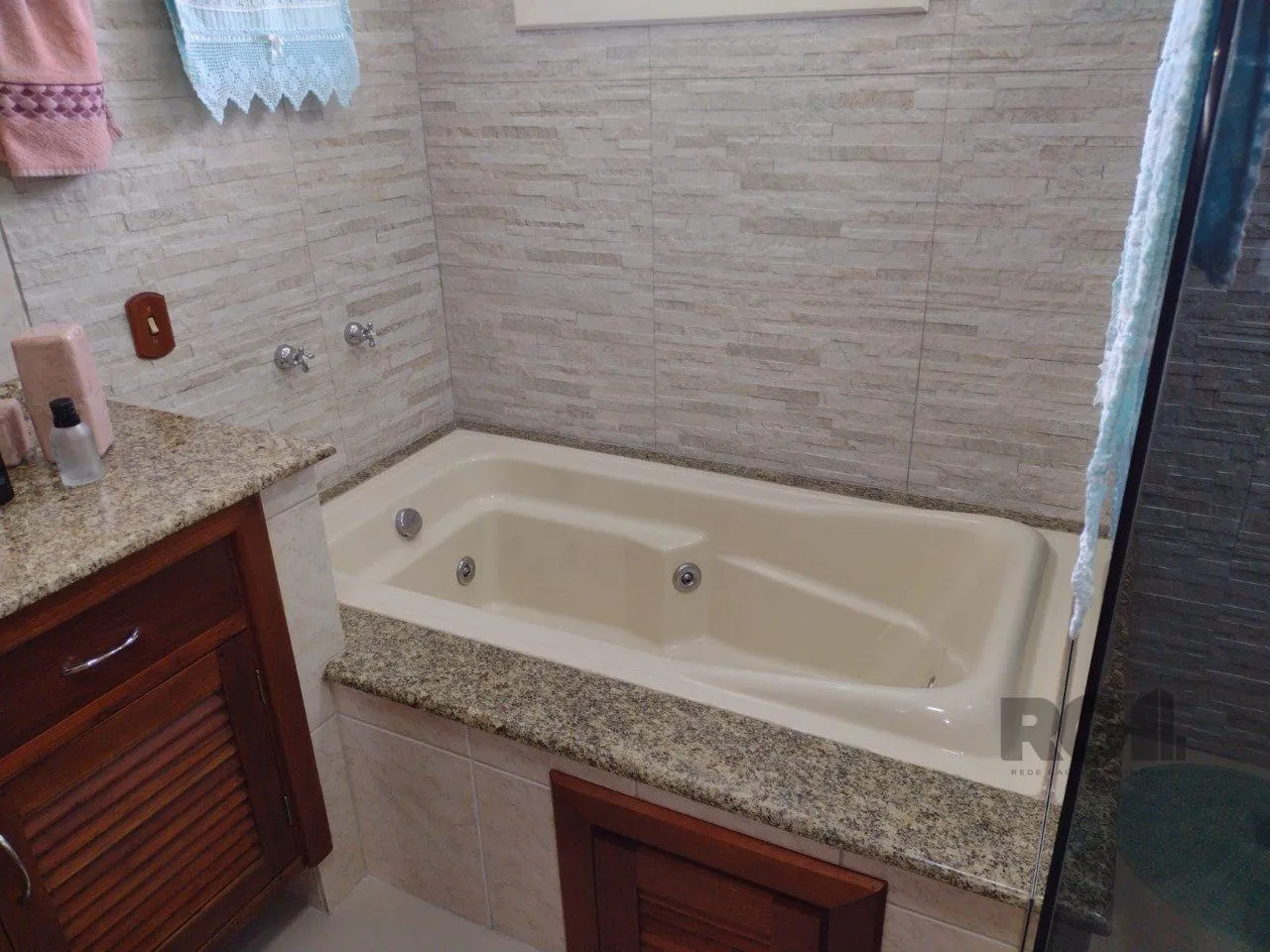 Imagem Casa semi mobiliada, 4 dormitórios, 5 vagas Bairro Vila Cachoeirinha
