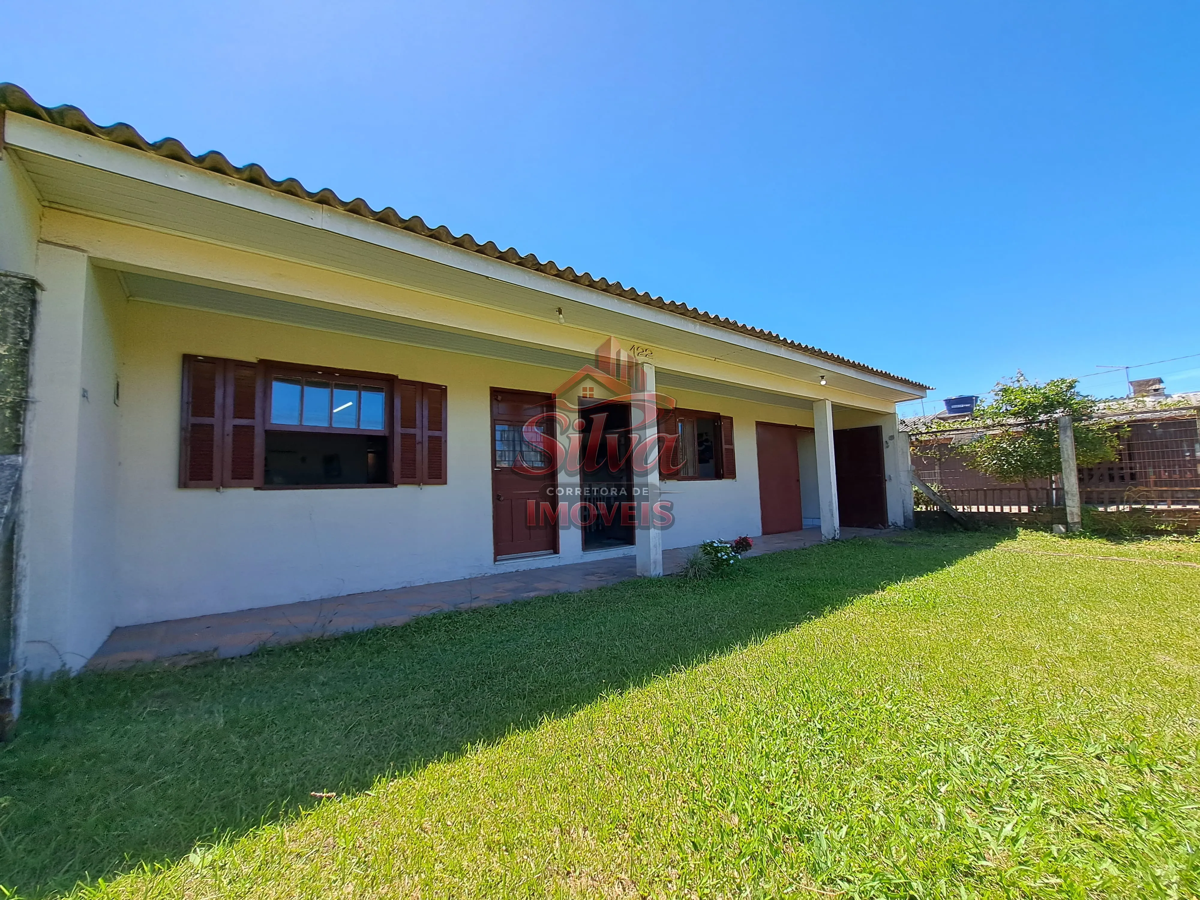 Casa 2 dormitórios (2 suítes) a 600m do mar no Mariluz