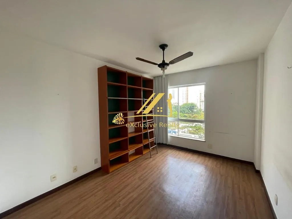 Imagem Apartamento 4 quartos, 2 suítes com varanda, living espaçoso 170m2, perto do Shopping Barra. 2 vagas. Prédio com piscina, salão de festas, vaga de vis