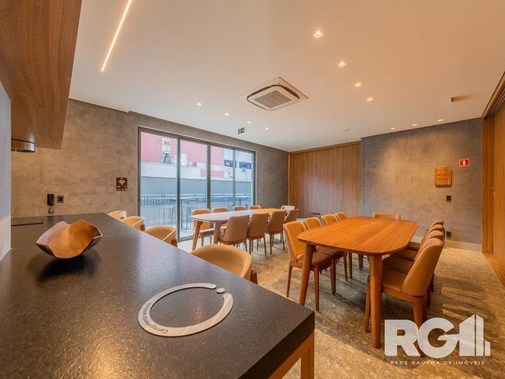 Imagem Loft de alto padrão construtivo no bairro Moinhos de Vento, planta de 29,60 m2 privativos com porcelanato, forro em gesso e aberturas em alumínio com vidros duplos.