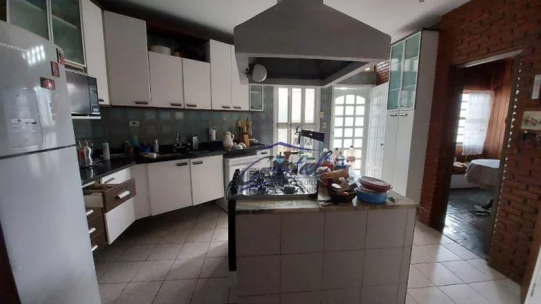 Imagem Casa térrea elevada com 4 quartos 4 suítes 4 vagas de garagem com piscina.