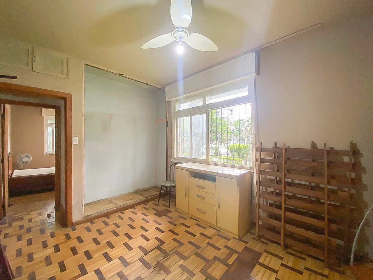Imagem Apartamento 2 Dormitórios com Vaga Coberta no Menino Deus - Av. Ganzo, de Frente