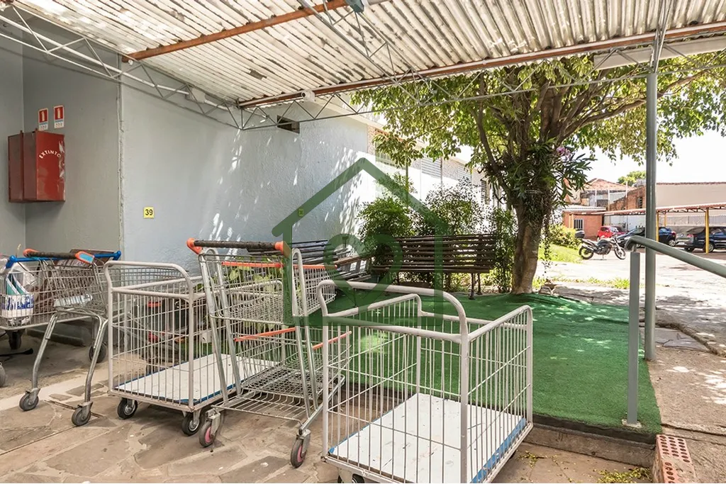 Imagem Descubra o seu novo lar em Porto Alegre, RS! Este charmoso apartamento localizado na Av. Princesa Is...